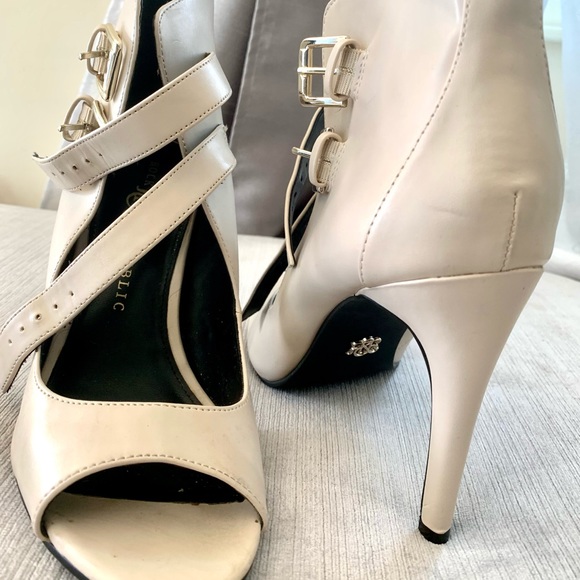 ❌❌ ❌SOLD❌❌❌ ROCK & REPUBLIC sandals SIZE 8 1/2 🔥🔥 - Picture 3 of 14